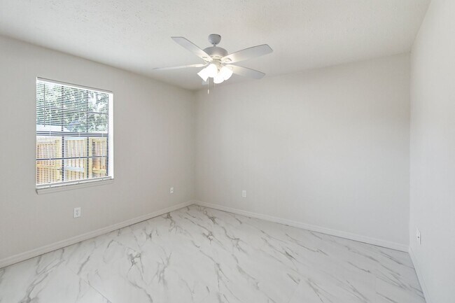 Building Photo - PENDING APPLICATION-Newly Renovated 3-Bedroom Home in Emerald Lake Colony – Move-In Special!
