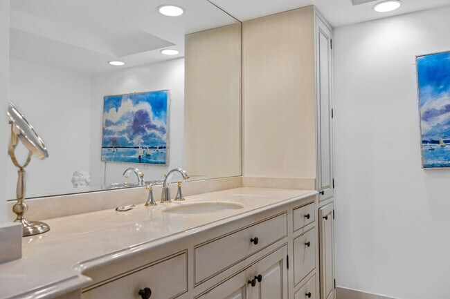 Building Photo - 1717 N Bayshore Dr