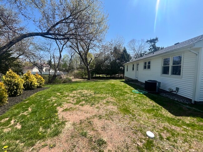 Building Photo - 22 Jansen Ln