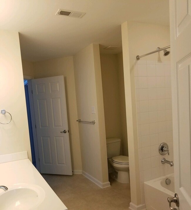 Building Photo - 1720 SF Townhome - 3 BR/1.5 BA - Kings Cro...
