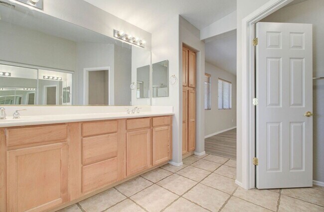 Building Photo - 2026 E County Down Dr
