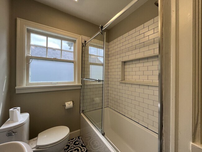 Building Photo - Stunning Rose City Park 5BD 2BA Home with Gas Fireplace Updated Finishes, Air Conditioning & Laun...