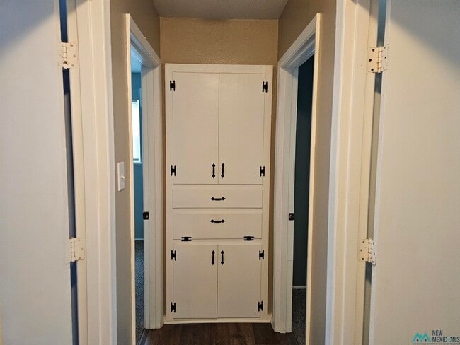 Building Photo - 300 Circle Dr