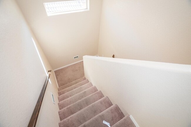 Building Photo - Stunning 2-Story Home in the Holiday Community!