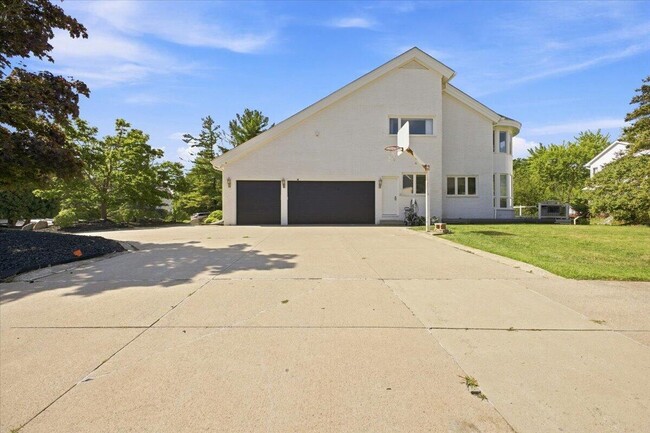 Building Photo - 6122 Trailwood Ln
