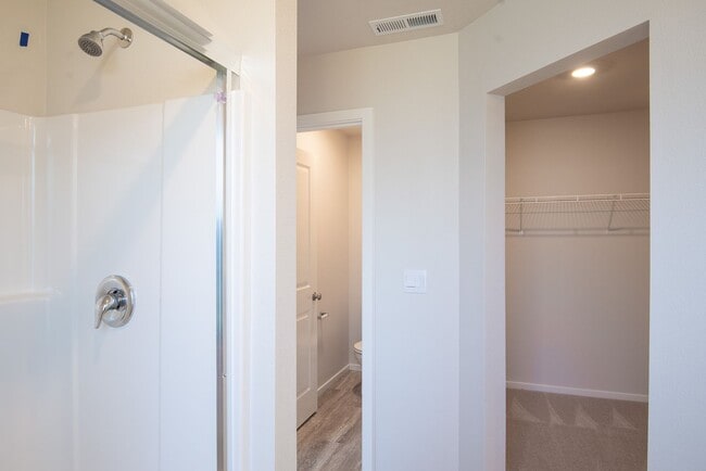 Building Photo - Beautiful newer construction 4 bed, 2.5 ba...