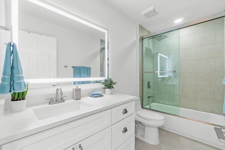 Building Photo - 6427 Park Lake Cir