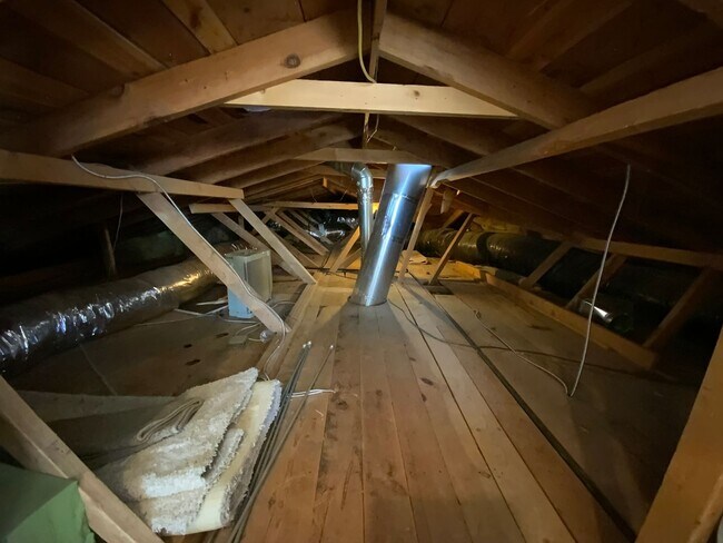 Building Photo - 5 Bedroom Home Available Near Wyoming Blvd NE & Comanche Rd NE!