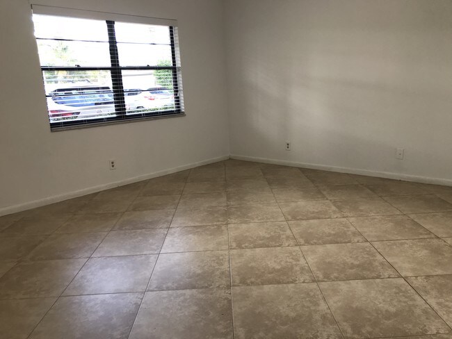 Building Photo - 1305 Periwinkle Pl