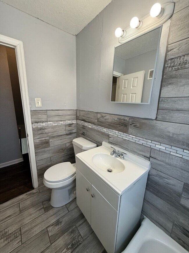 Building Photo - Beautiful 2 Bedroom 1 Bathroom in Kansas City!