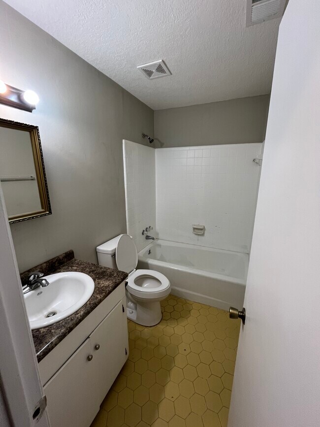 Building Photo - 704 E Grady St