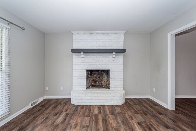 Building Photo - 4 Bedroom, 2.5 Bathroom Home in Tall Pines - Summerville