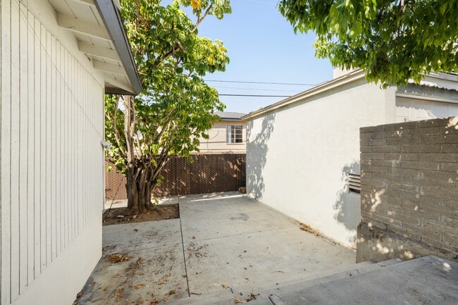 Building Photo - 6162 Mary Ln Dr