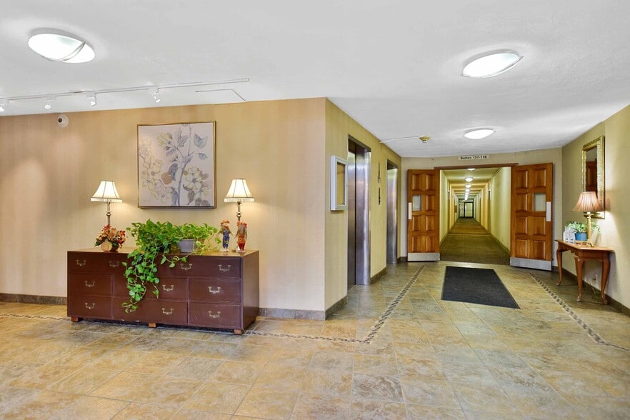 Building Photo - 11850 Edgewater Dr