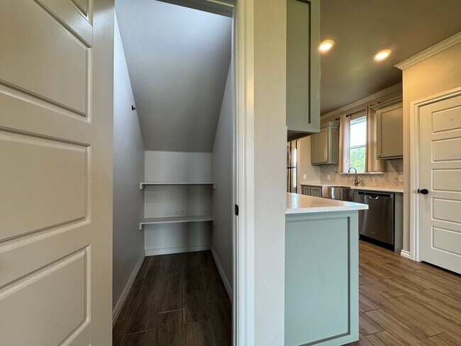 Building Photo - Spacious 3-Bedroom Home with Designer Kitc...