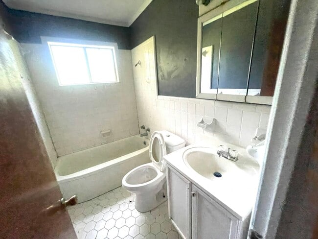 Building Photo - 1127 Killarney St