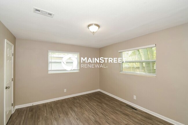 Building Photo - 3 Bedroom Pet-Friendly Home in Jacksonville, FL with Main Street Renewal