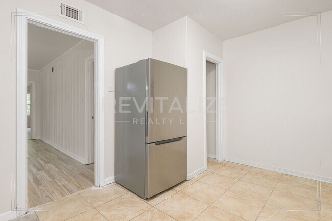 Building Photo - 2505 Robin Hood Dr