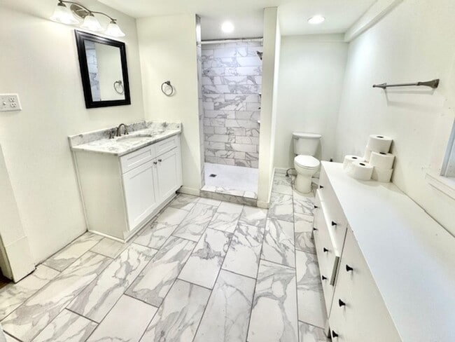 Building Photo - EvergreenStreet111