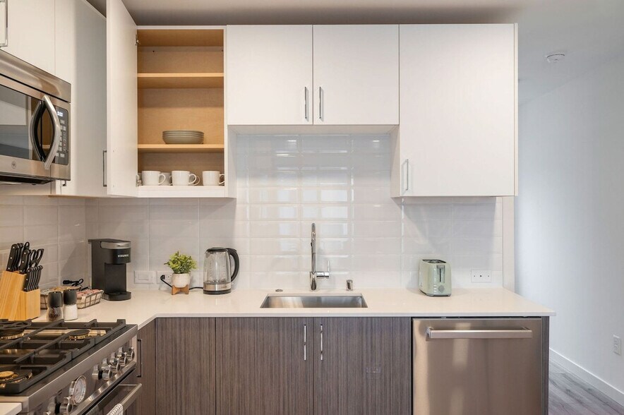 Building Photo - 4322 Winslow Pl N