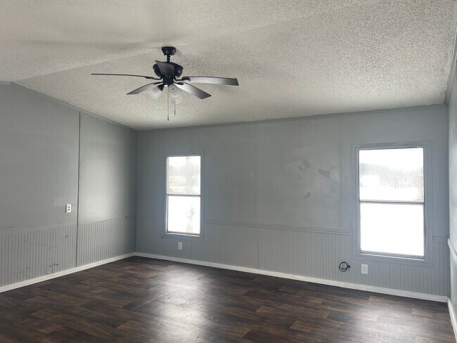 Building Photo - Country living with spacious front and backyard - 3 beds/ 2bath available now