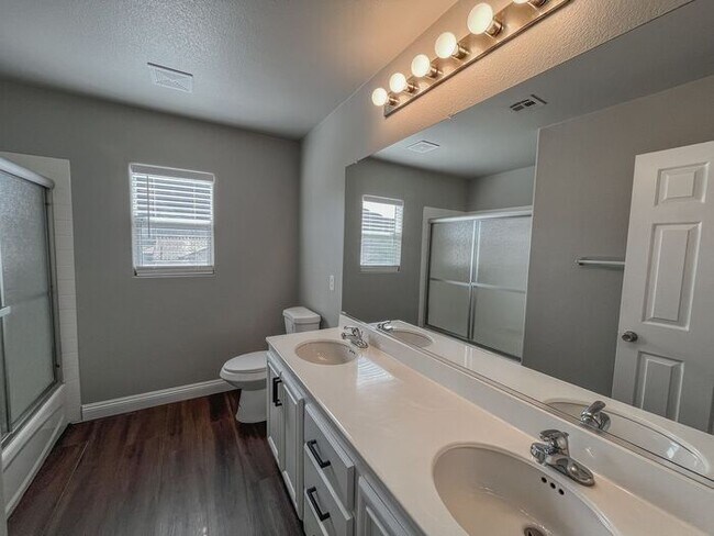 Building Photo - Stunning 5-Bedroom Home in Gated Community...