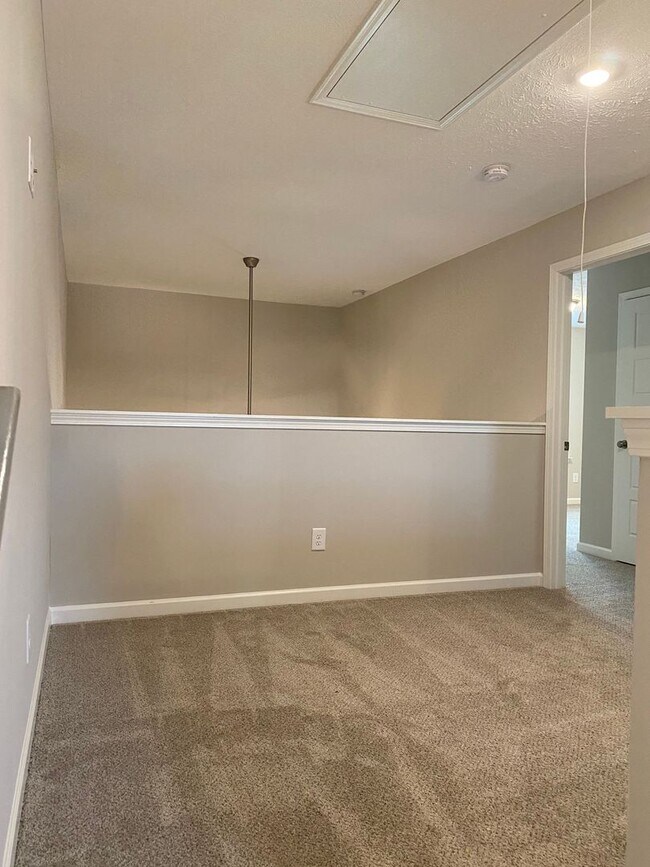 Building Photo - 3 BD 3.5 BA 1 Car Garage Great Location Li...