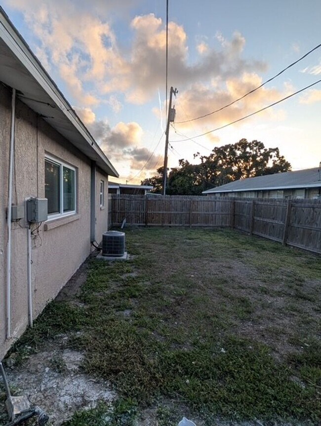Building Photo - 608 20th Ave W