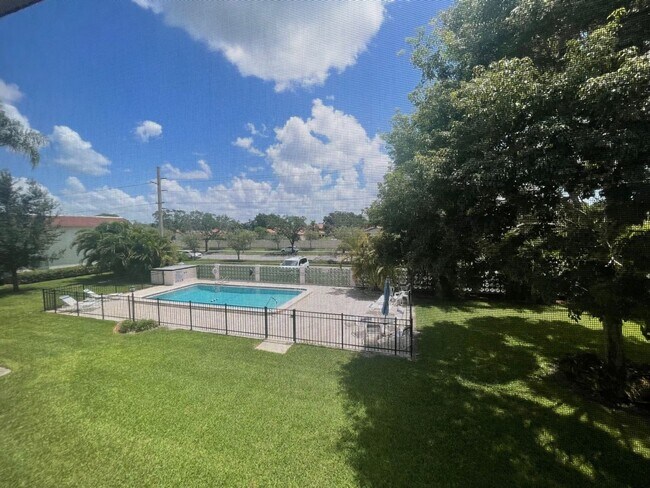 Building Photo - Centrally Located 2Bed/2Bath Condo for Rent in Sarasota
