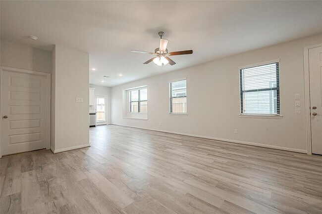 Building Photo - 27966 Western Crk Ct