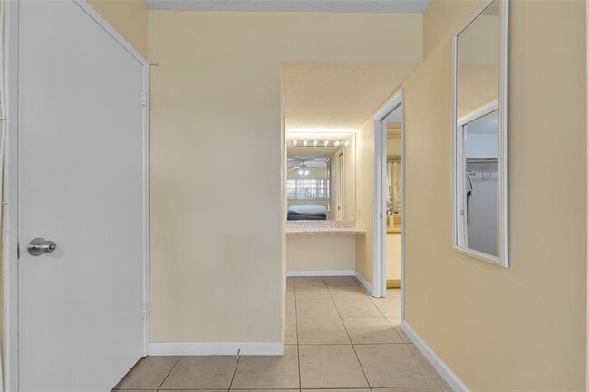 Building Photo - 3150 N Palm Aire Dr