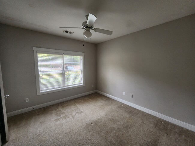 Building Photo - 2240 Lakeside Dr
