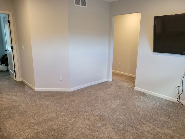 Building Photo - 2 Level Townhouse