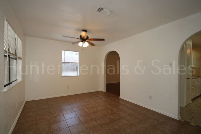 Building Photo - Bright and Open 3 Bedroom Home in Cove!
