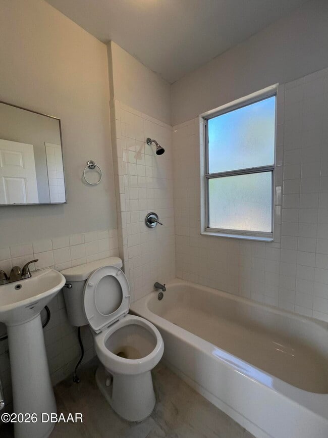 Building Photo - 209 Taylor Ave