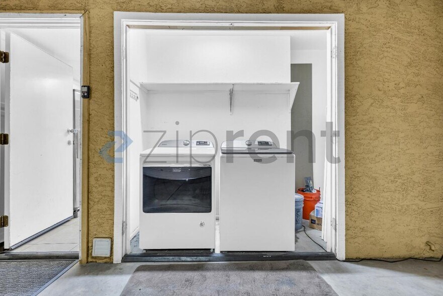Building Photo - Unit 10