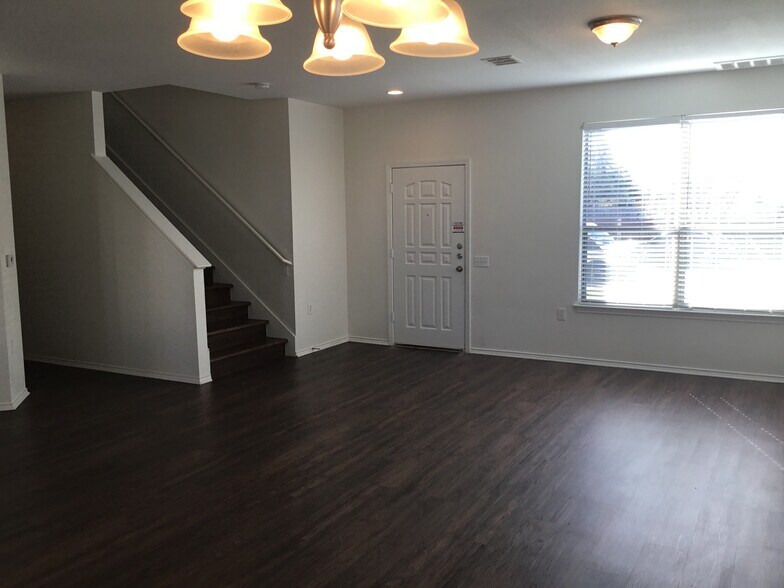 Building Photo - 6202 Roseborough Dr