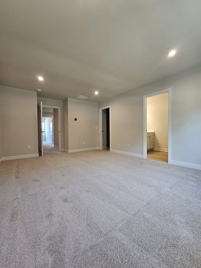 Building Photo - 336 Lograto Ln