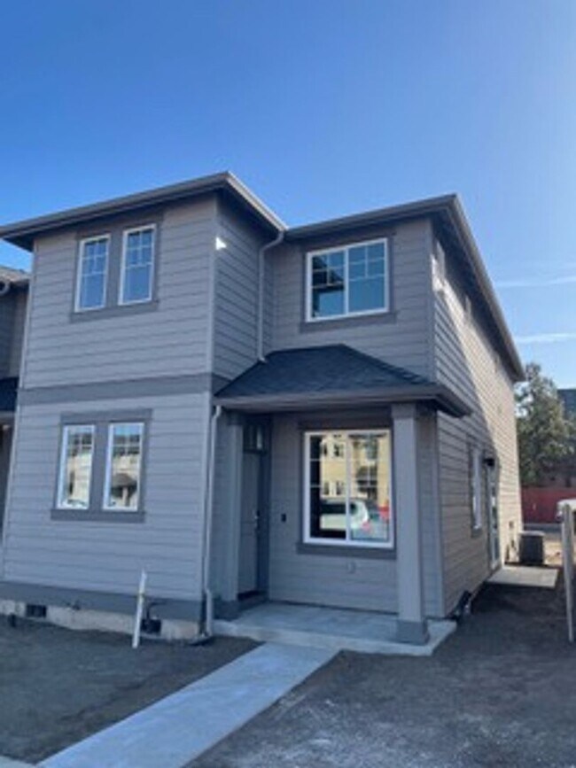 Building Photo - End unit Pahlish Townhome!