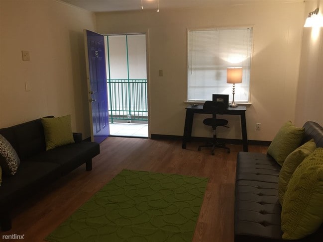 Building Photo - 2 br, 1 bath Apartment - University Manor