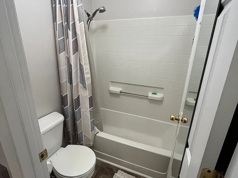 Shared Bathroom - 3476 S 200 E