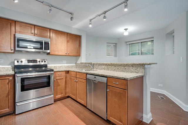 Building Photo - 1034 W Armitage Ave