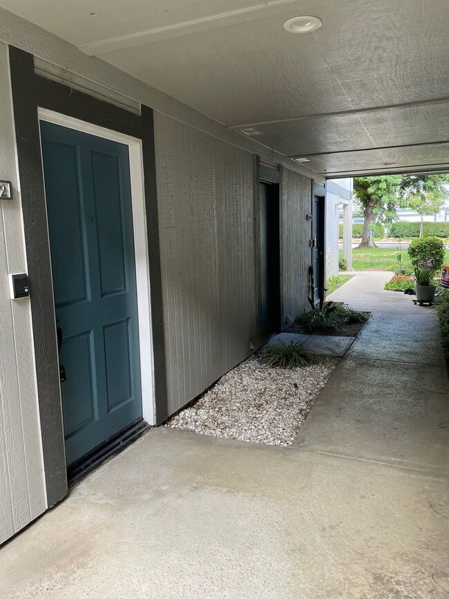 Building Photo - Nicely upgraded Townhome is East Simi