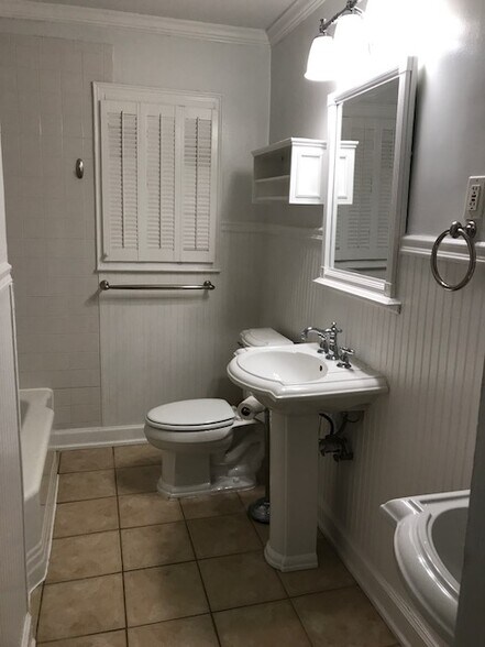 Bathroom with double vanity, shower and tub - 633 Clairmont Cir