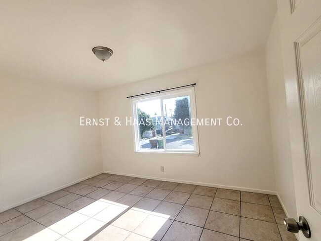 Building Photo - Wonderful 3 Bedroom Compton Home with Larg...