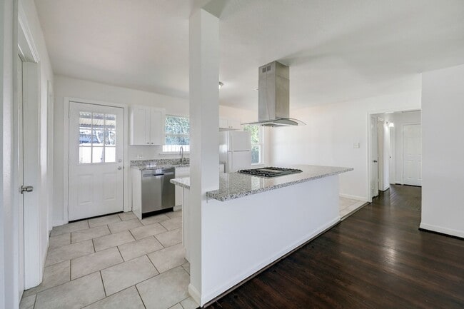 Building Photo - 2534 Roy Cir