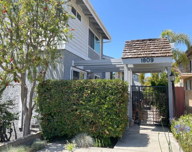 Building Photo - Updated 2 bedroom split level townhome