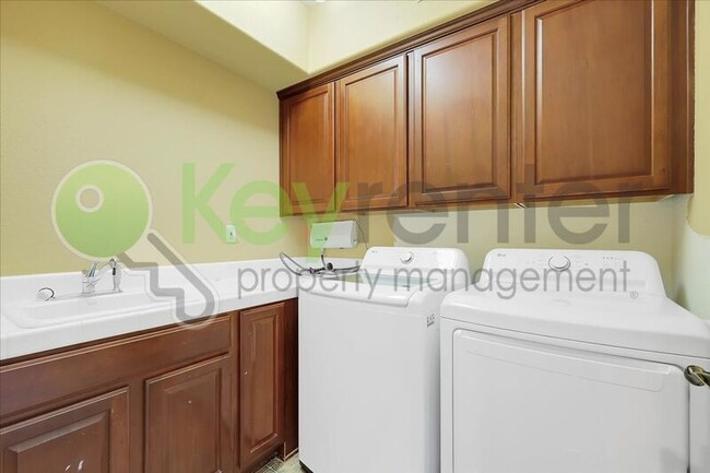 Building Photo - 6820 Cherry Ridge Cir