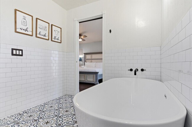 Building Photo - 2530 N 68th Pl