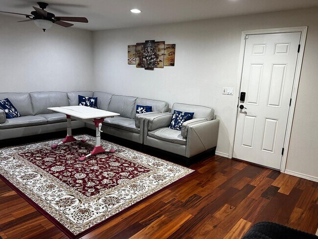 Building Photo - Well-Equipped 4 Bed 2.5 Bath Bellevue Home...